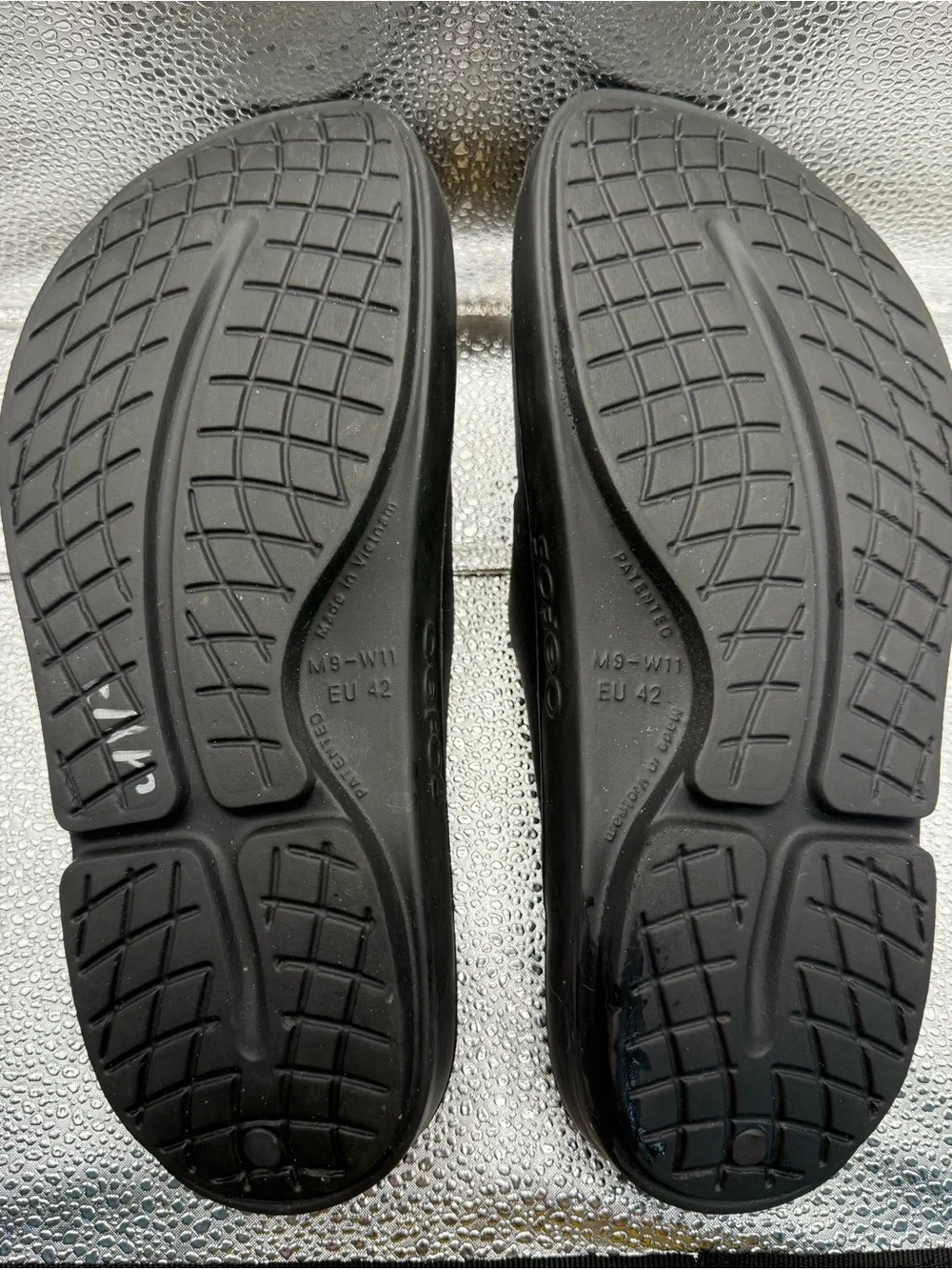 OOFOS lightweight cushioned
